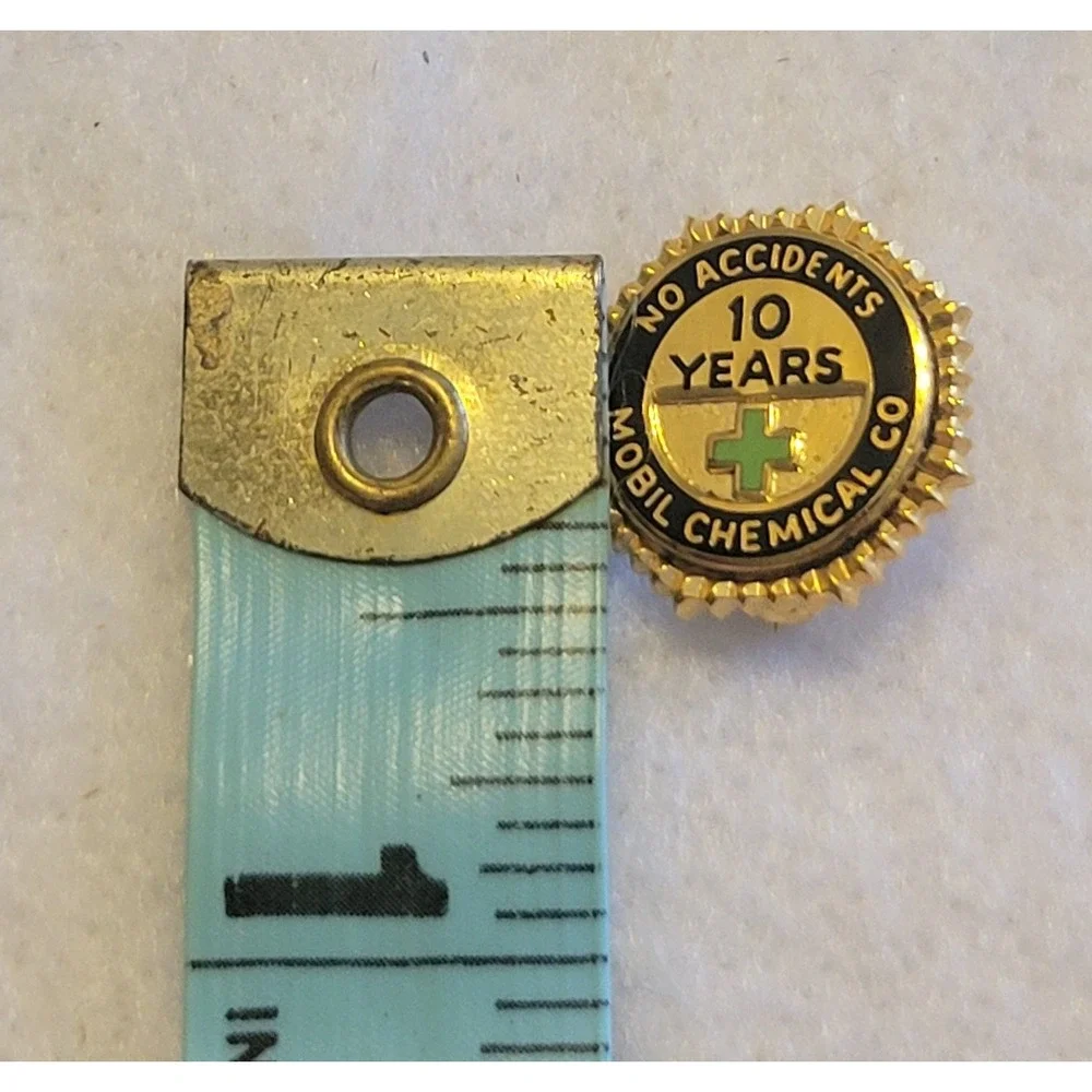 Mobil Chemical Co Lapel Pin OS Gold 10 Years No Accidents 1/20 10K Gold‎ Filled